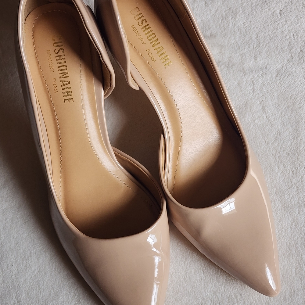 Nude Cushionaire Parma Pumps Patent Leather Memory Foam Size 7.5 Heels